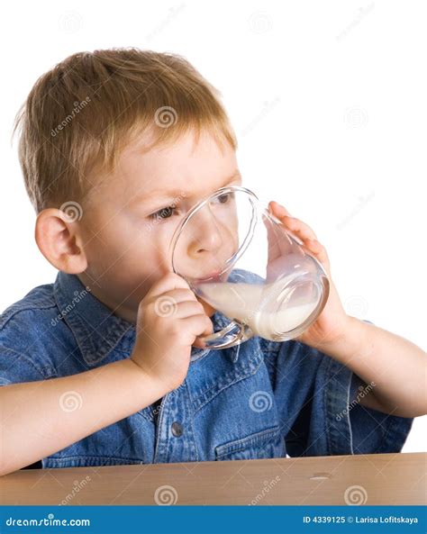 Bambino che beve da una tazza aperta