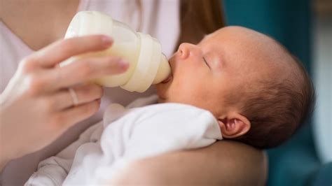 Diversi metodi alternativi al biberon per nutrire un neonato