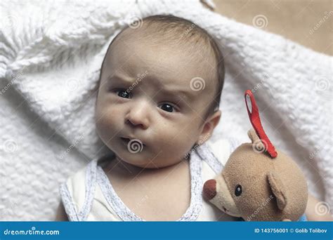 neonato con cappellino in primo piano