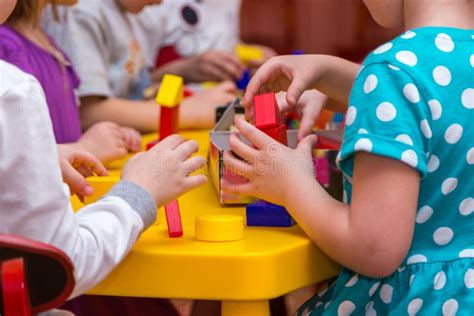 Bambini che costruiscono una capanna con lenzuola e cuscini