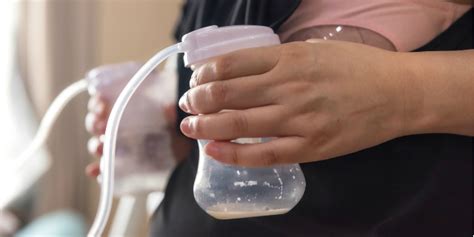 Mamma che usa un tiralatte per raccogliere il latte materno