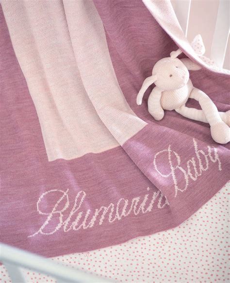 Dettaglio di ricamo su copertina Blumarine Baby
