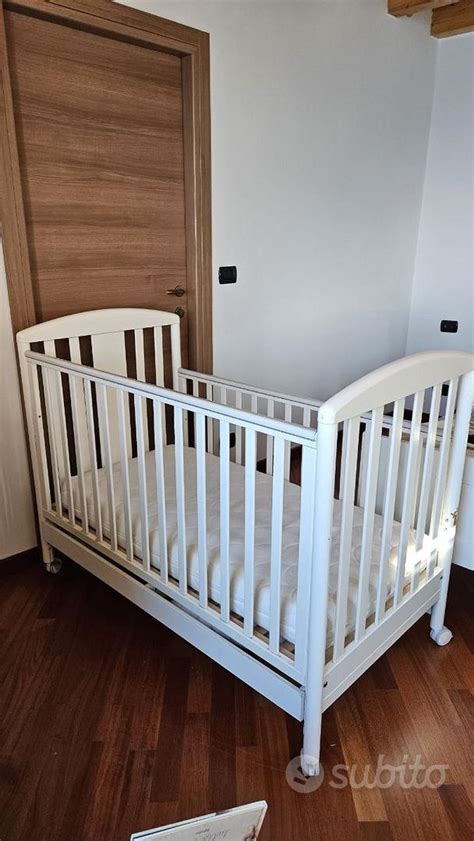 Lettino per bambini con sponde regolabili