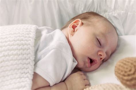Neonato che dorme serenamente