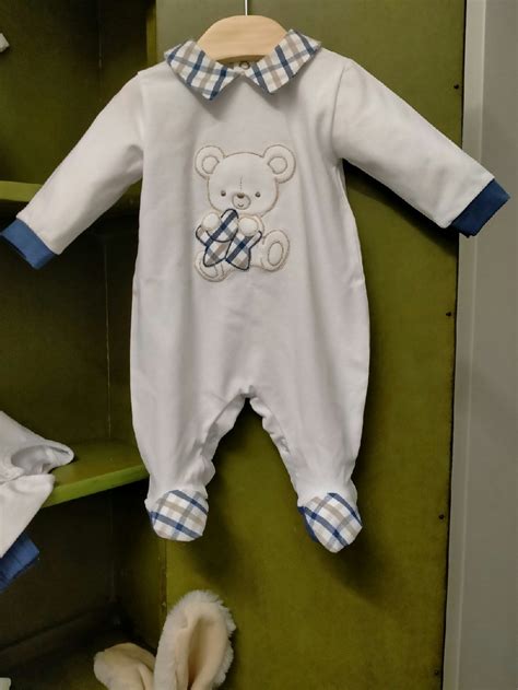 dettaglio di ricamo di orsetto su tutina per neonato
