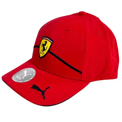 Bambino con cappellino Ferrari