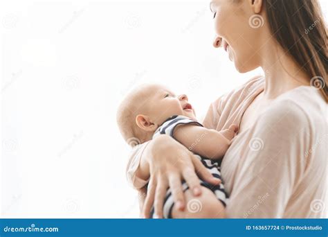 bambino neonato tra le braccia della madre