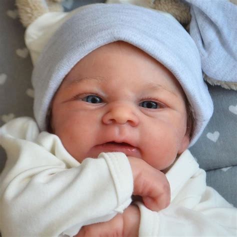 Bambola reborn maschio neonato dettagliata