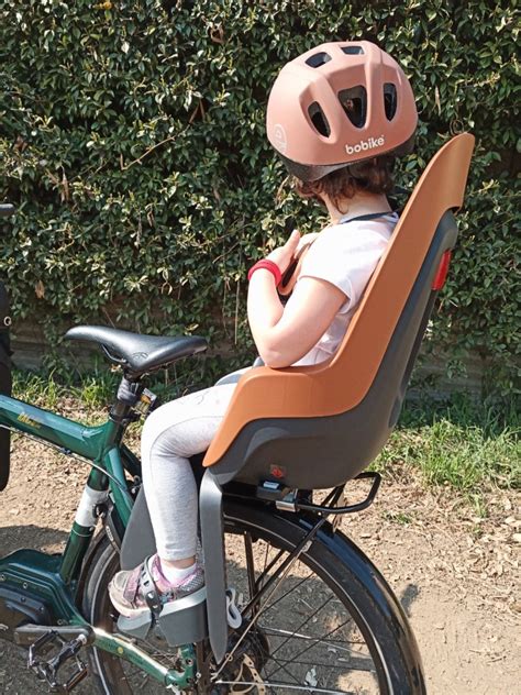 Famiglia in bicicletta con bambino in seggiolino