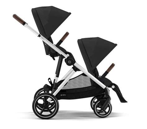 Passeggino gemellare affiancato con bambini che si guardano
