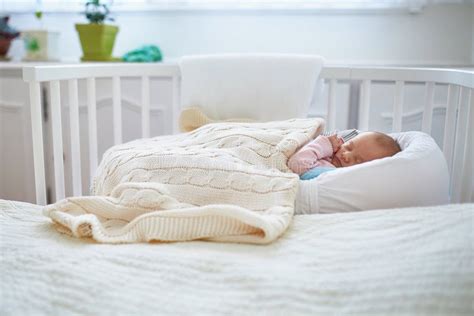 Culla co-sleeping attaccata al letto dei genitori