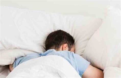 persona che dorme in tenda