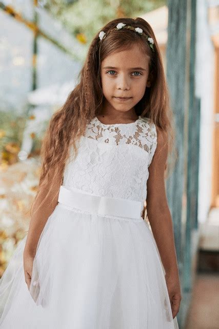 bambina con abito elegante