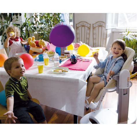 Bambino che mangia nel seggiolone Peg Perego Tatamia