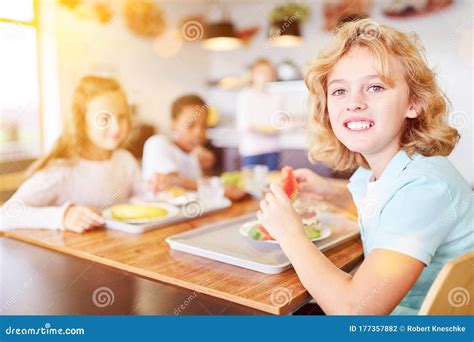 Bambini che mangiano insieme in una mensa scolastica