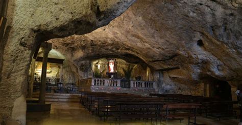 Ingresso della Grotta di San Michele a Profeti, con particolare attenzione alle stalattiti a forma di mammella