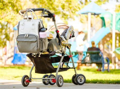 Bambino con passeggino e borsa porta passeggino