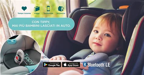 Bambino seduto nel seggiolino auto con dispositivo anti abbandono