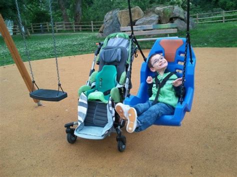 Bambino con disabilità in un passeggino ergonomico