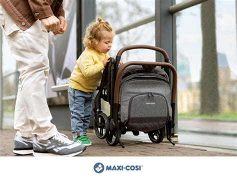Genitore che chiude il passeggino Maxi-Cosi Zelia³ con una mano