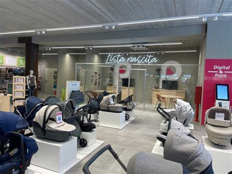 Interno di un negozio Prenatal con esposizione di biberon, ciucci e prodotti per l'igiene