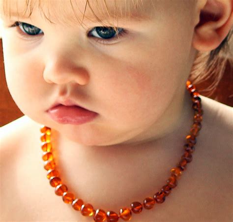 Bambino con collana d'ambra