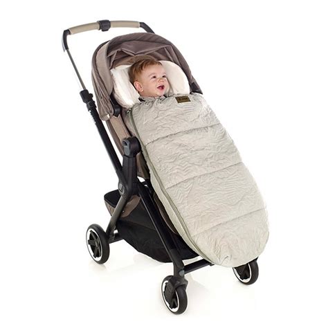 Bambino in un passeggino con un sacco termico