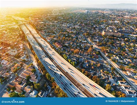 Vista aerea di una strada di quartiere con negozi