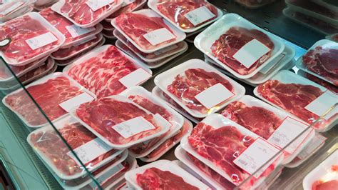 Selezione di carne fresca in un bancone di supermercato