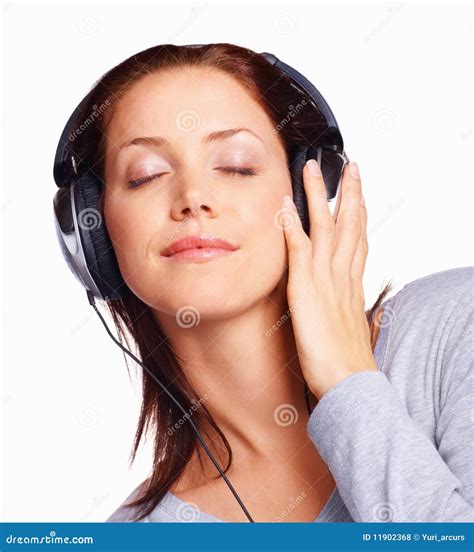 donna che ascolta musica con gli occhi chiusi, con un'espressione serena ma commossa
