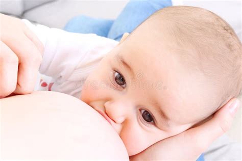 neonato che poppa al seno