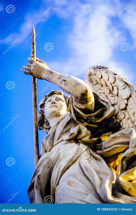 Raffigurazione di un angelo con una lancia