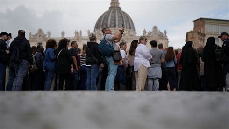 Folling di fedeli in attesa di confessarsi