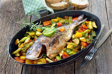 piatto di pesce fresco con contorno di verdure