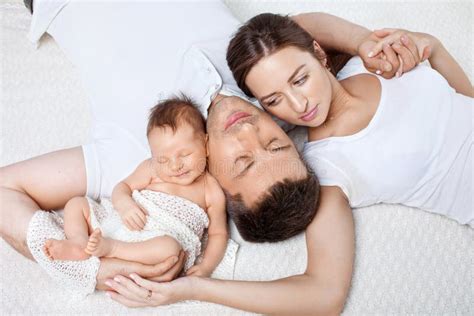 viso neonato con genitori