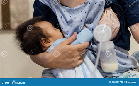neonato che annusa seno materno