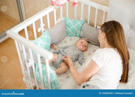madre che culla neonato