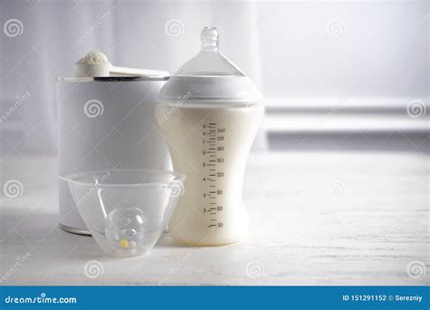 Biberon con latte in polvere