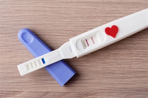 Coppia che guarda un test di gravidanza positivo
