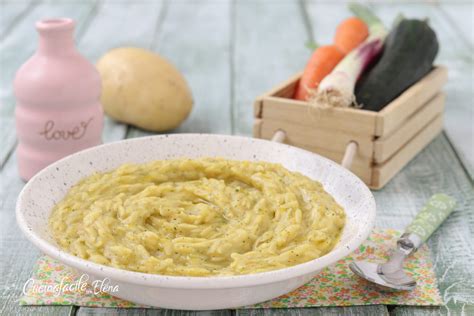 Un piatto colorato con pastina, verdure e carne