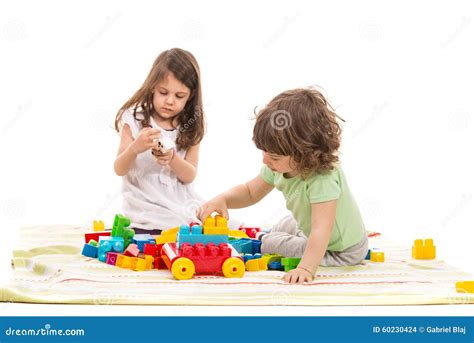 Bambini che giocano in casa