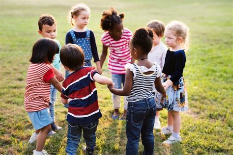 Bambini che giocano insieme