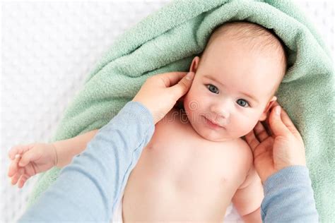 Bambino che viene lavato delicatamente il viso