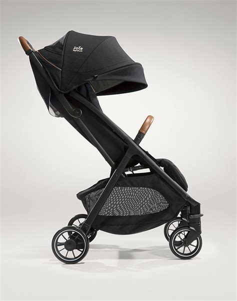 Bambino seduto su un passeggino Joie