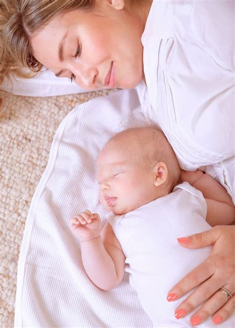 Bambino che dorme cullato dalla mamma