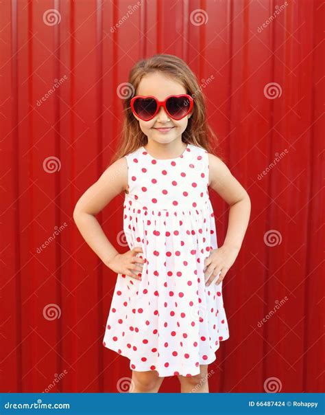 Bambina che indossa un vestito colorato Piazza Italia