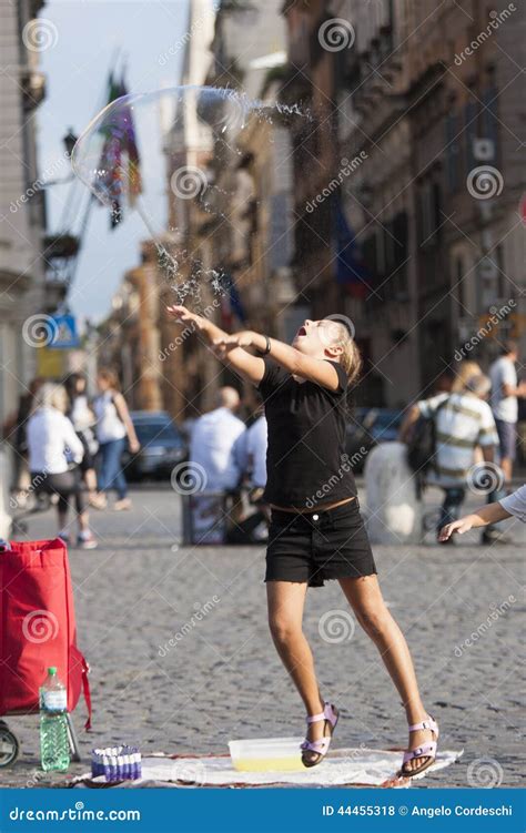 Bambina che gioca indossando una tuta Piazza Italia