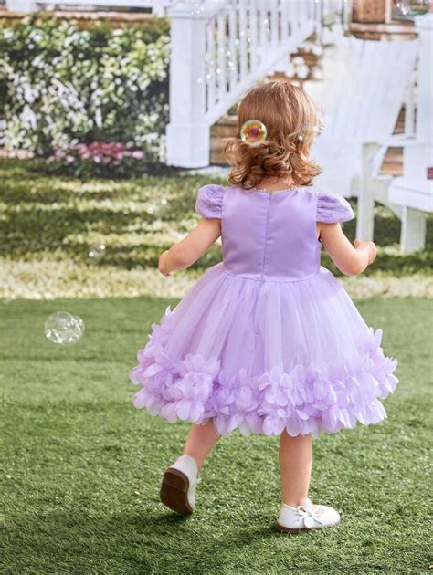 Bambina sorridente con un abito da festa Piazza Italia