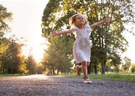 Bambina che corre in un parco indossando una tuta comoda