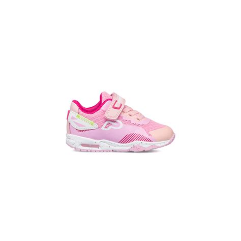 Bambina che indossa sneakers Primigi con luci